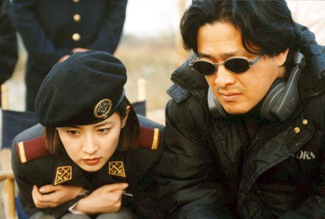 박찬욱 감독과 배우 이영애가 '공동경비구역 JSA' 촬영장에서 촬영 장면을 모니터로 확인하고 있다. CJ ENM 제공