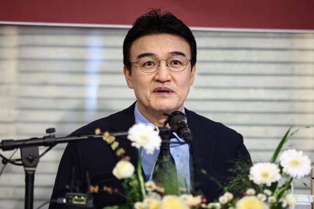 배우 박중훈이 4일 서울 중구 정동1928 아트센터에서 열린 '후회하지마' 출간 기념 기자간담회에서 질문에 답하고 있다. 뉴스1