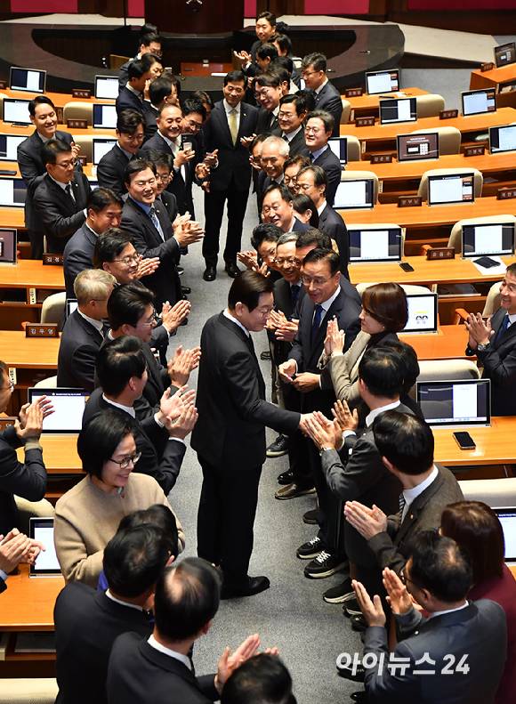 이재명 대통령이 4일 오전 국회에서 2026년도 예산안에 대한 시정연설을 위해 입장하고 있다.