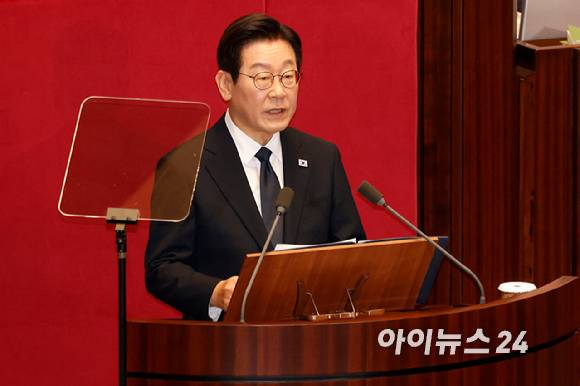 이재명 대통령이 4일 서울 여의도 국회 본회의에서 내년도 정부 예산안에 대한 시정연설을 하고 있다. [사진=국회사진기자단]