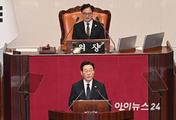 이재명 대통령이 4일 오전 국회에서 2026년도 예산안에 대한 시정연설을 하고 있다.