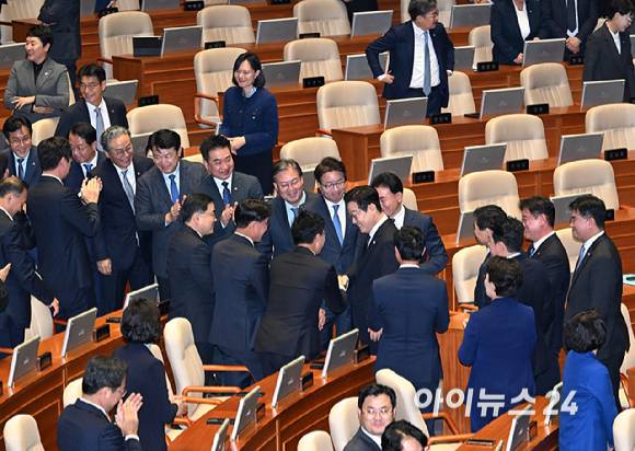 이재명 대통령이 4일 오전 서울 여의도 국회 본회의장에서 2026년도 예산안 관련 시정연설을 마친 뒤 여당 의원들과 인사를 하며 이동하고 있다. [사진=국회사진기자단]