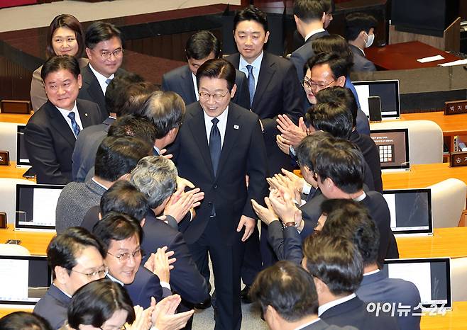 이재명 대통령이 4일 서울 여의도 국회 본회의에서 내년도 정부 예산안에 대한 시정연설을 마치고 의원들의 박수를 받으며 퇴장하고 있다. [사진=국회사진기자단]