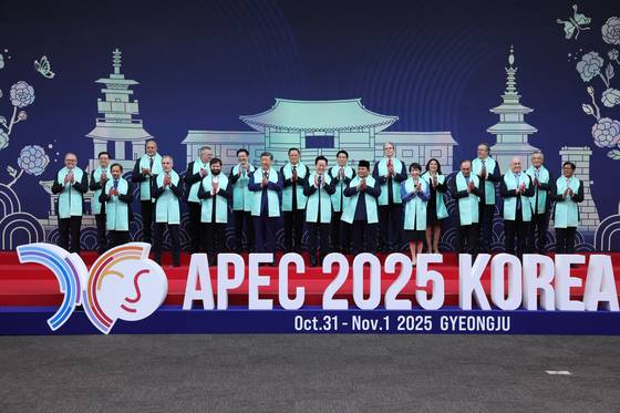 2025 APEC에서 각국 정상들이 한복 소재 목도리를 두르고 기념 촬영을 했다. 전민규 기자