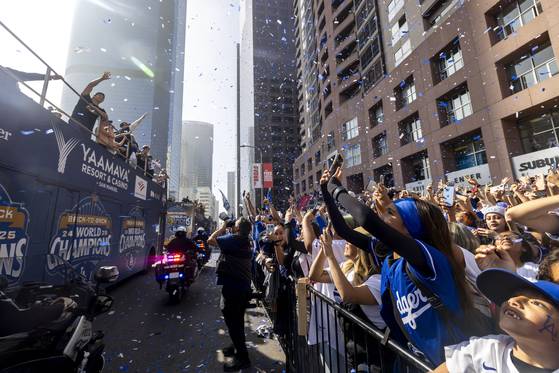 LA 다저스 선수단을 환영하는 시민들. EPA=연합뉴스