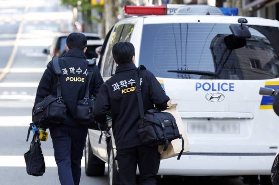 4일 서울 강동구 천호동의 한 재개발조합 사무실에서 흉기 난동 사건이 발생, 현장 조사를 마친 경찰 과학수사대가 철수하고 있다.  이 사건으로 3명이 병원으로 이송됐으며, 경찰은 가해 남성을 현행범 체포해 구체적인 범행 경위를 조사하고 있다. 뉴스1