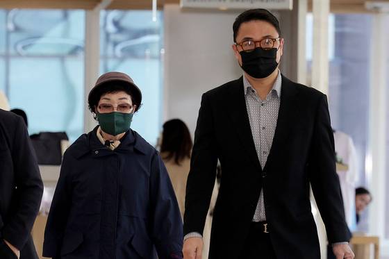 김건희 여사의 모친 최은순씨(왼쪽), 오빠 김진우씨가 4일 서울 광화문 KT 빌딩에 마련된 김건희 특검 사무실에 피의자 신분으로 출석하고 있다. 장진영 기자