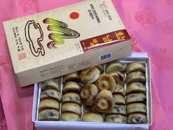 이재명 대통령이 APEC(아시아태평양경제협력체) 정상회의 참석을 위해 방한한 시진핑 중국 국가주석과 중국 대표단에게 선물한 황남빵. 사진 대통령실