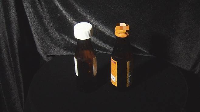 시중에서 판매 중인 식용 빙초산(좌)과 비타민 음료(우).