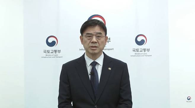 이상경 전 국토교통부 1차관이 지난달 23일 국토부 유튜브 계정에서 대국민 사과문을 발표하는 모습. 그는 한 유튜브 채널에 출연해 "집값이 떨어질 때 집을 사면 된다"는 취지로 발언했다 논란에 휩싸였고, 사과 끝에 결국 사퇴했다. 연합뉴스