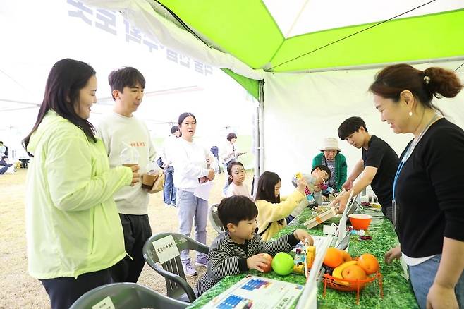 시진핑 중국 국가주석과 이재명 대통령이 지난 1일 경주 아시아태평양경제협력체(APEC) 정상회의를 계기로 진행한 정상회담을 진행하면서 한국산 감의 중국 수출 길이 열렸다. 전남도 사진 제공