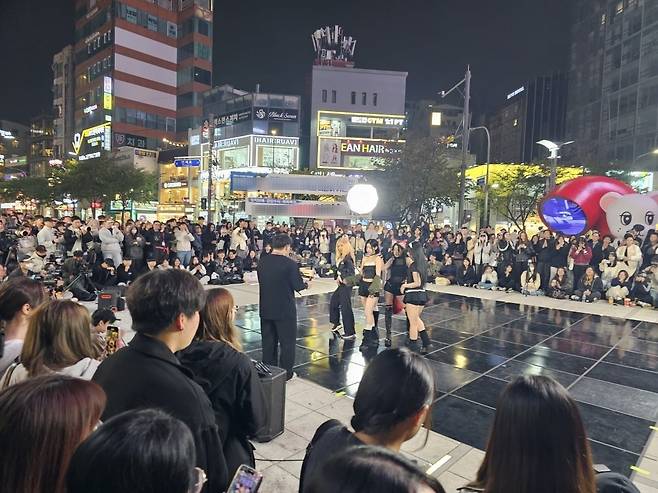 지난달 26일 서울 서대문구 신촌 연세로 일대에서 시민들이 길거리 댄스 공연을 즐기고 있다. 권용훈 기자