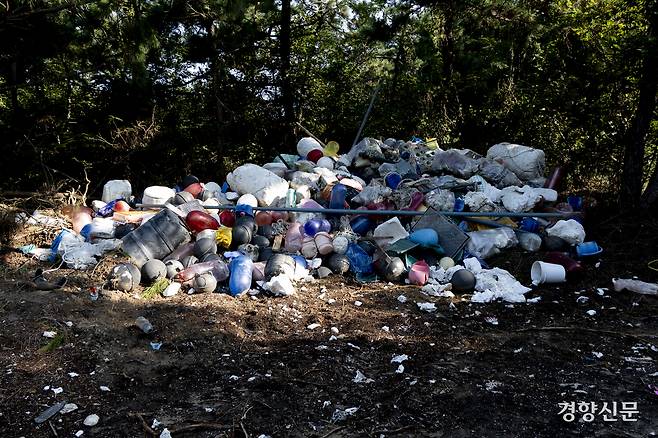 10월 1일 신안군 임자면의 한 해안으로 가는 길목에 해안에서 수거된 해양쓰레기들이 성인 키만큼 쌓여 있다. 신안 l 문재원 기자