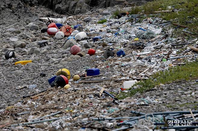 10월 2일 찾은 다도해 해상국립공원 구역인 전남 고흥군 내촌리의 한 해안이 버려진 양식장 어구들로 가득했다. 어민의 불법투기 단속 및 처벌 강화 등 지속적이고 책임 있는 조치가 필요하다. 신안 l 문재원 기자