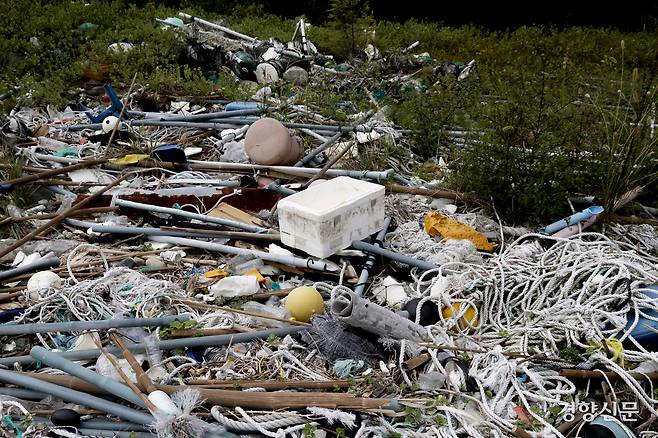 해양폐기물 수거의 큰 문제점은 접근성이다. 외지거나, 길이 없는 해변일수록 쓰레기 피해는 심했다. 고흥 l 문재원 기자