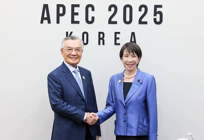 다카이치 일본 총리(오른쪽)는 경주 APEC 정상회의를 계기로 만난 린신이 대만 대표와 찍은 사진을 자신의 SNS에 올렸다. 다카이치 총리 엑스
