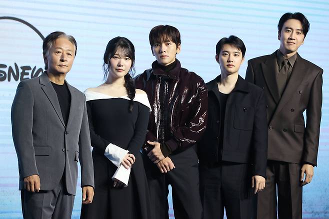 The cast of Disney+'s series ″The Manipulated″ poses for photos during the show's press conference held at the Conrad Seoul hotel in western Seoul on Nov. 3. From left are actors Kim Jong-soo, Jo Yoon-su, Ji Chang-wook, Doh Kyung-soo and Lee Kwang-soo. [YONHAP]