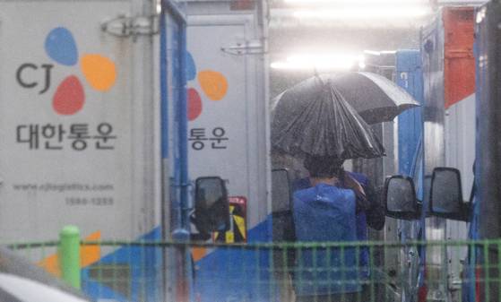 CJ Logistics delivery trucks are seen at a parcel logistics center in Bucheon, Gyeonggi, on Aug 13. [NEWS1]
