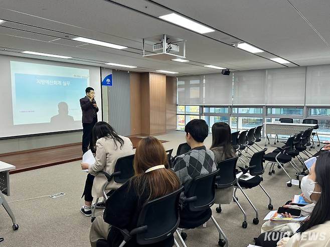 충남도는 4일 도의회 회의실에서 도와 직속기관, 사업소 등 회계담당 공무원 100여 명을 대상으로 ‘2025년 회계담당공무원 역량강화 교육’을 실시했다.