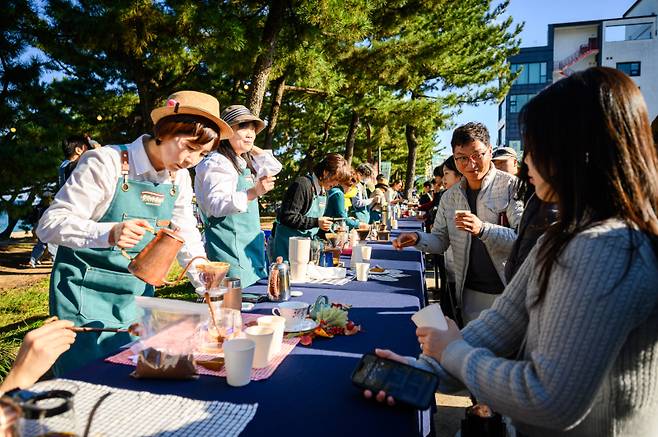 지난달 30일부터 2일까지 4일간 강릉 안목 커피거리 일원에서 열린 ‘2025 제17회 강릉커피축제’에서 바리스타들이 커피를 내리고 있다. 강릉시 제공