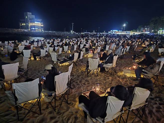 지난달 30일부터 2일까지 4일간 강릉 안목 커피거리 일원에서 열린 ‘2025 제17회 강릉커피축제’에서 참가자들이 안목해변에 백사장에 비치된 의자에 앉아 ‘불멍’, ‘별멍’을 즐기고 있다. 강릉시 제공