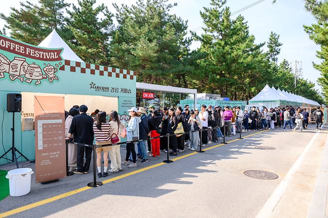 지난달 30일부터 2일까지 4일간 강릉 안목 커피거리 일원에서 열린 ‘2025 제17회 강릉커피축제’에서 참가자들이 별의별 강릉커피 부스를 방문, 긴 웨이팅 행렬을 이루고 있다. 강릉시 제공