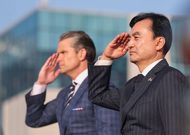 안규백 국방부 장관과 피트 헤그세스 미국 국방부(전쟁부) 장관이 4일 서울 국방부 연병장에서 제57차 한미안보협의회(SCM)를 앞두고 열린 의장행사에서 거수경례하고 있다. 연합뉴스