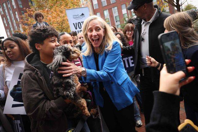 미국 민주당의 버지니아 주지사 후보 애비게일 스팬버거가 3일(현지시간) 버지니아커먼웰스대에서 지지자들과 인사하고 있다. AFP연합뉴스