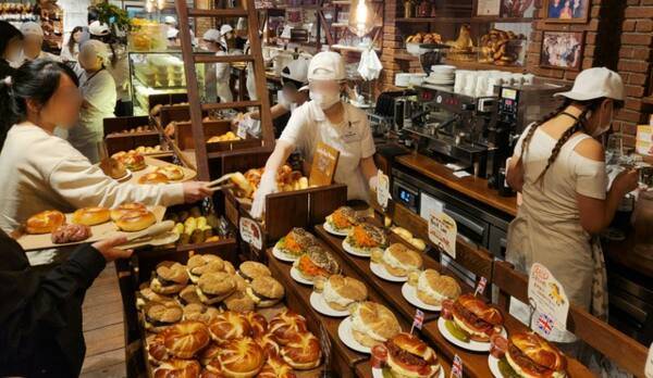 지난 10월 런던베이글뮤지엄 인천점에서 손님들이 빵을 고르고 있다. 황남건기자