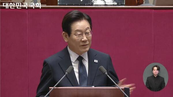 ▲ 이재명 대통령이 4일 국회 예산안 시정연설을 하면서 텅빈 국민의힘 좌석을 가리키며 “허전하군요”라고 언급하고 있다. 사진=국회 영상회의록 갈무리