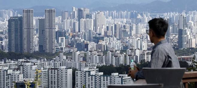 남산에서 서울의 아파트와 주택들이 보이고 있다. [김호영기자]