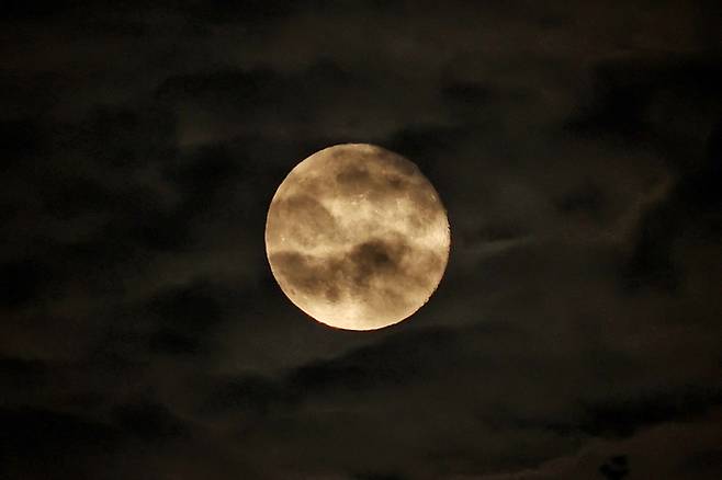 지난 8일 구름 사이로 잠시 얼굴을 비친 슈퍼문[연합뉴스]