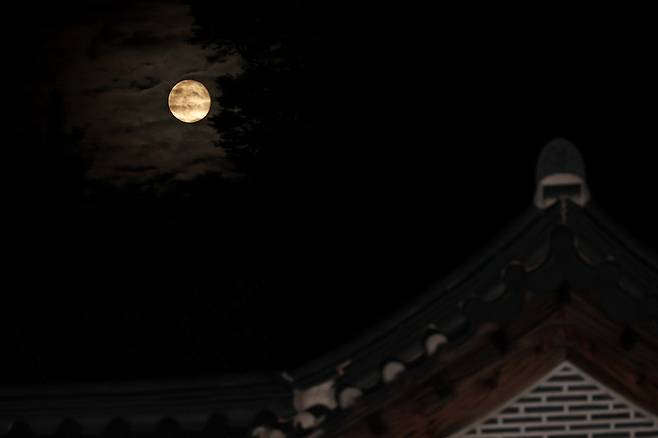 8일 서울 밤하늘에 뜬 슈퍼문 [연합뉴스]