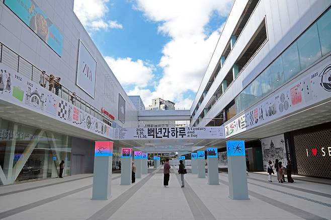 커넥트플레이스 서울역점 중앙보행광장 / 사진 = 한화커넥트