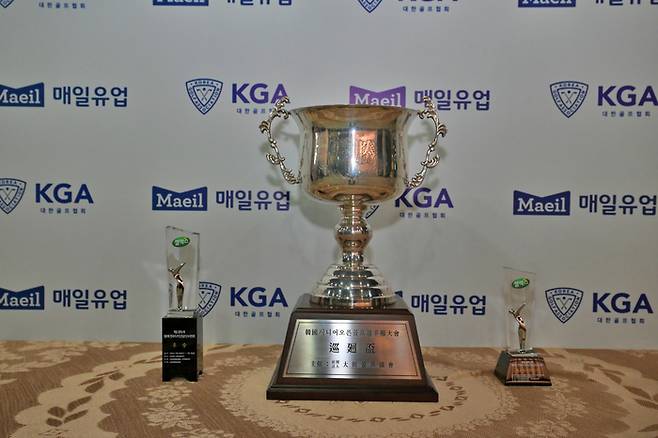 한국시니어오픈 순회배와 트로피. 대한골프협회