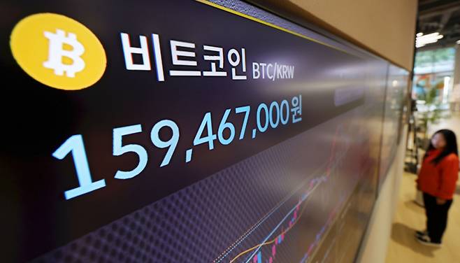 비트코인 시세가 낙폭을 키우며 1억6천만원대가 붕괴된 가운데 4일 서울 서초구 빗썸 라운지 강남점 전광판에 비트코인 시세가 표시되고 있다. /사진=뉴시스 /사진=홍효식