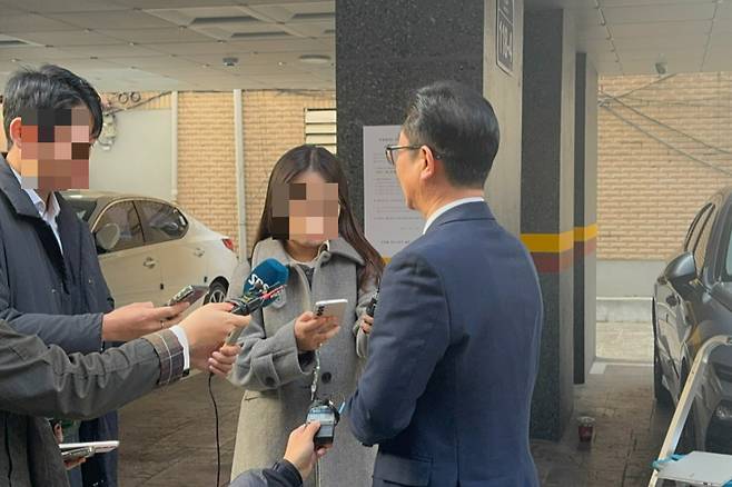 4일 오전 서울 강동구 천호동에서 발생한 흉기 난동 피의자를 붙잡은 50대 남성 주민. /사진=최문혁 기자