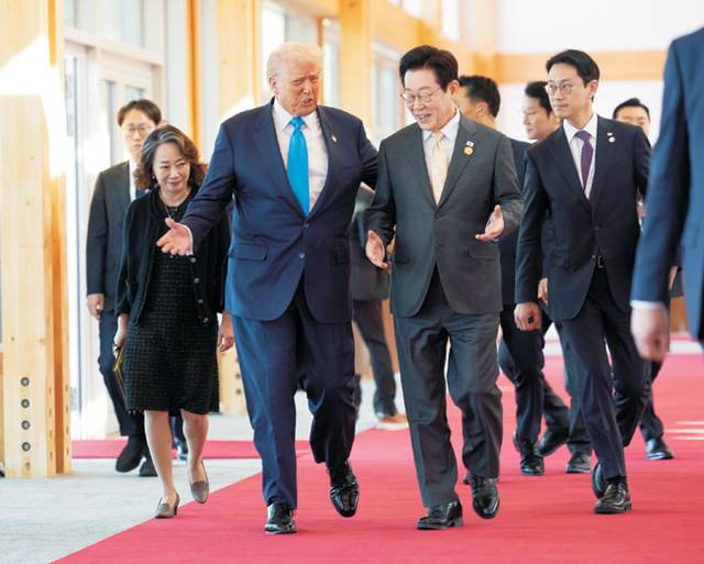 이재명 대통령과 도널드 트럼프(앞줄 왼쪽) 미국 대통령이 29일 경북 경주시 국립경주박물관에서 정상회담장으로 이동하며 대화하고 있다. 연합뉴스