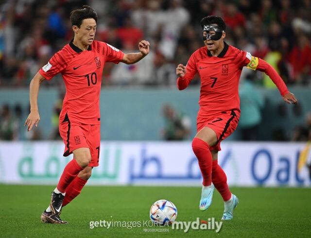 2022 카타르 월드컵에 출전해 경기를 펼치는 이재성(왼쪽)과 손흥민. /게티이미지코리아