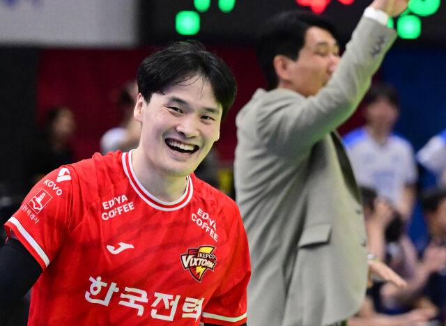 한국전력 김정호가 친정팀 삼성화재를 상대로 승리한 뒤 기뻐하고 있다 / 한국배구연맹(KOVO)