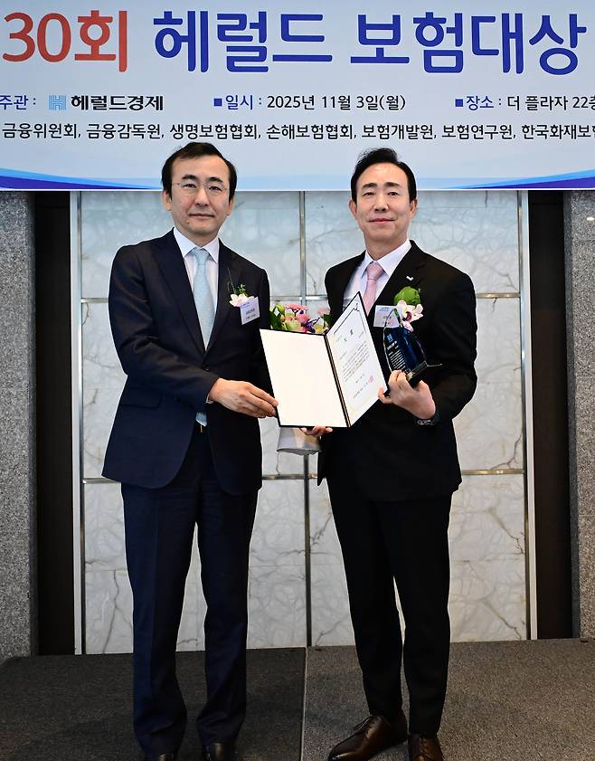 조대규(오른쪽) 교보생명 대표가 3일 오전 서울 중구 더 플라자 호텔에서 열린 제30회 헤럴드보험대상 시상식에서 이세훈 금감원 수석부원장으로부터 금융감독원장상 대상을 수상하고 있다. 이상섭 기자