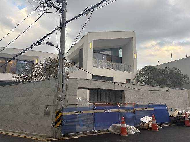 현대주택단지 내에 공사가 진행 중인 한 주택의 모습. 정주원 기자