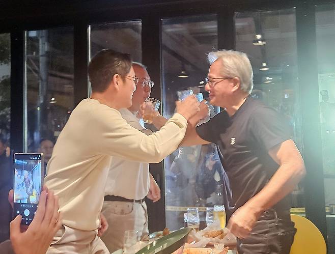 젠슨 황 엔비디아 최고경영자가 지난 10월 30일 서울 삼성동 한 치킨집에서 이재용 삼성전자 회장, 정의선 현대차그룹 회장과 치맥 회동을 하며 러브샷을 하고 있다. 같은 날 김해공항 공군기지에서 열린 도널드 트럼프 미국 대통령과 시진핑 중국 국가주석의 정상회담에서 엔비디아의 AI칩 중국 수출 문제는 안건에서 빠진 것으로 전해졌다. [연합]