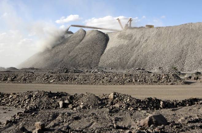 중국 내몽골자치구 바얀오보 광산에서 채굴 기계가 희토류를 채굴하고 있다. [로이터]