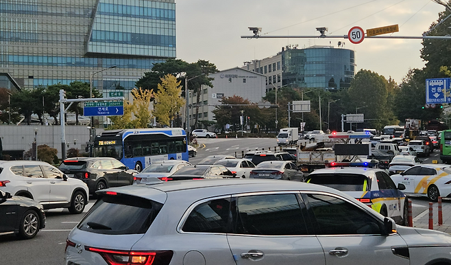 4일 오전 서울 서대문구 연세대 교차로 일대가 출근길 차량 행렬로 극심한 교통 정체 현상을 보였다. 일부 꼬리물기·끼어들기 차량들로 정체는 더욱 심해졌다. 이용경 기자