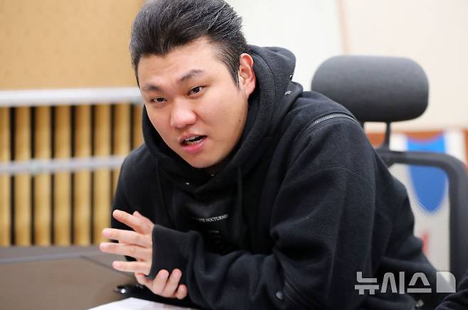 [서울=뉴시스] 김혜진 기자 = 스탠다드프렌즈 사운드디자인 레이블 메이트(MATE) 윤준혁(HRBstage) 엔지니어가 지난 21일 서울 마포구 스탠다드프렌즈 사옥에서 뉴시스와 인터뷰를 하고 있다. 2025.10.27. jini@newsis.com