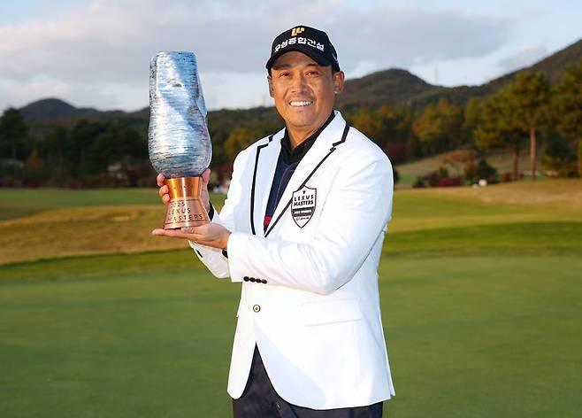 [서울=뉴시스] 김진아 기자 = 2일 경기 여주시 페럼클럽에서 열린 KPGA 투어 2025 시즌 렉서스 마스터즈 FR에서 우승을 차지한 김재호가 우승트로피를 들고 기념촬영을 하고 있다. (사진=KPGA 제공) 2025.11.02. photo@newsis.com *재판매 및 DB 금지