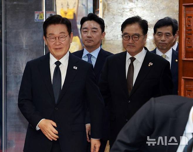 [서울=뉴시스] 고범준 기자 = 이재명 대통령이 4일 서울 여의도 국회에서 2026년도 정부 예산안에 대한 시정연설에 앞서 우원식 국회의장과 사전환담장으로 향하고 있다. 2025.11.04. bjko@newsis.com