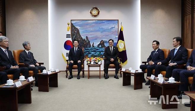 [서울=뉴시스] 고범준 기자 = 이재명 대통령이 4일 서울 여의도 국회에서 2026년도 정부 예산안에 대한 시정연설에 앞서 우원식 국회의장과 사전환담을 하고 있다. 2025.11.04. bjko@newsis.com