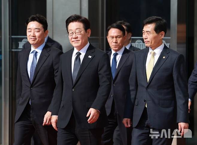 [서울=뉴시스] 고범준 기자 = 이재명 대통령이 4일 서울 여의도 국회에서 열린 2026년도 정부 예산안에 대한 시정연설을 마치고 이동하고 있다. 2025.11.04. bjko@newsis.com